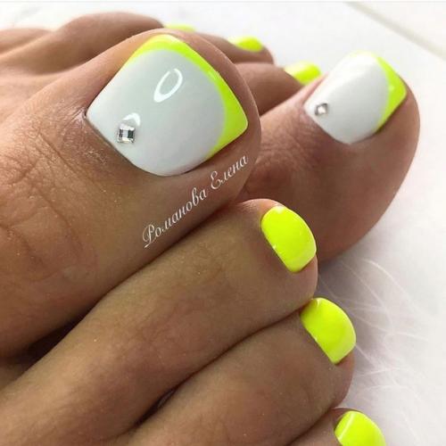 Идеи летнего педикюра в желтом цвете. 03
