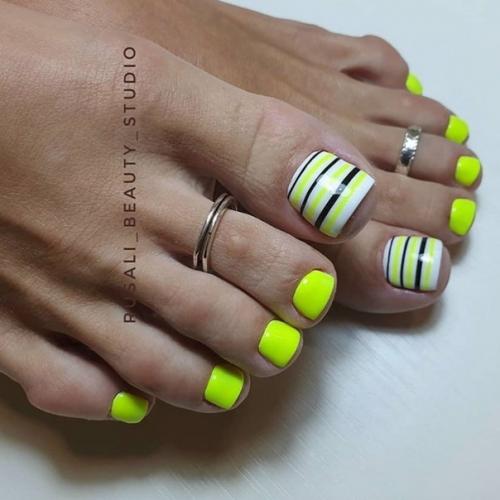 Идеи летнего педикюра в желтом цвете. 09