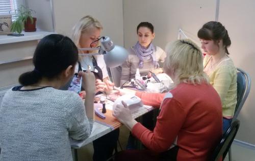 Мы поздравляем очень старательную ученицу Анну Петухову с успешным обучением по программе маникюр обрезной. 02