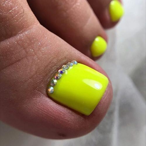 Идеи летнего педикюра в желтом цвете. 06