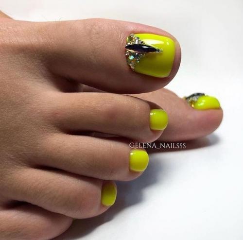 Идеи летнего педикюра в желтом цвете. 02