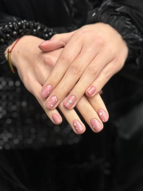 Outfit Base - ваш секрет идеального маникюра в стиле Clean Girl. 01