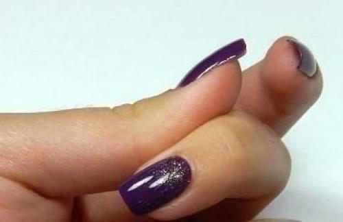Градиентный маникюр.  1. сперва мы наносим два толстых слоя темно-фиолетового лака. 02
