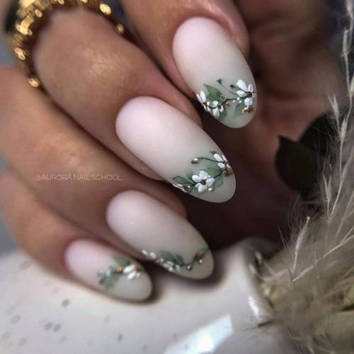 Нежно зеленый в маникюре смотрится исключительно круто. 07