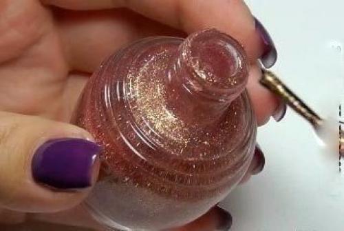 Градиентный маникюр.  1. сперва мы наносим два толстых слоя темно-фиолетового лака. 01