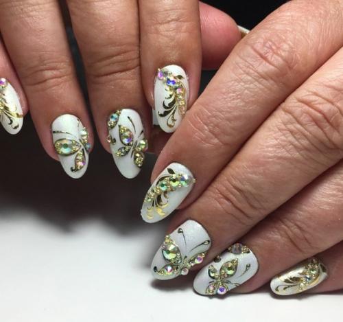 Нарядный маникюр с бабочками и стразами. 03