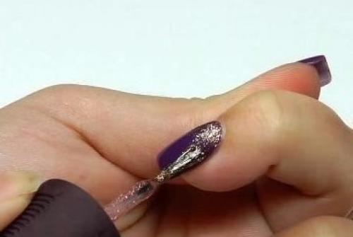 Градиентный маникюр.  1. сперва мы наносим два толстых слоя темно-фиолетового лака. 03