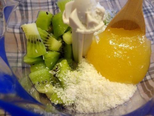 Как сделать домашние Рафаэлло из киви и орехов. 03 Как сделать домашние Рафаэлло из киви и орехов. 03