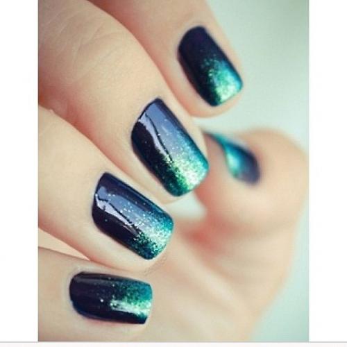 Одной из новых, модных тенденций в маникюре является техника градиентного маникюра. 04