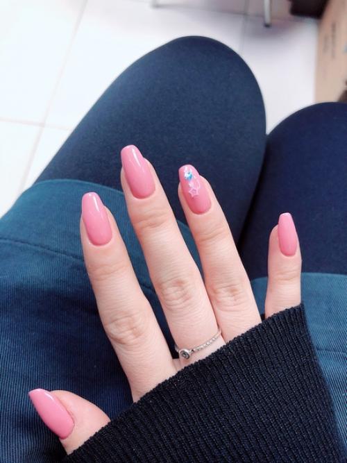 Самоучка, маникюр делаю только себе, думаю вот выучиться чтоли на мастера маникюра. 02