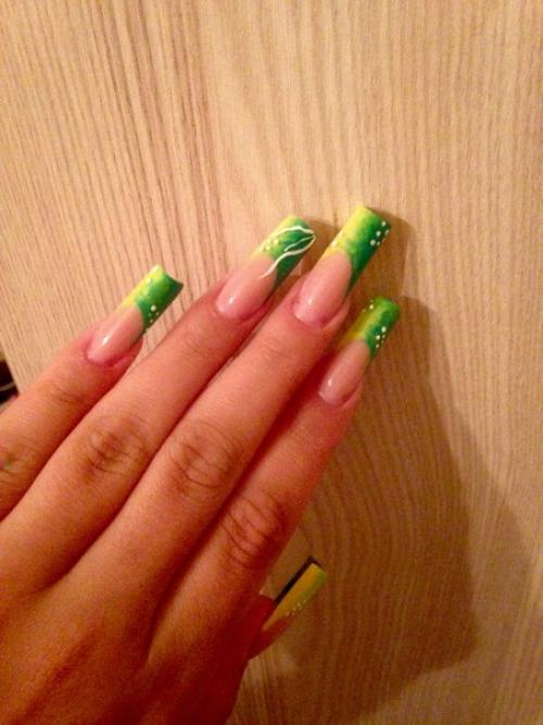 Доброго времени суток) уважаемые мастера, тренеруюсь на себе делать арочный квадрат оцените пожалуйста сделала пока одну только себе руку. 01