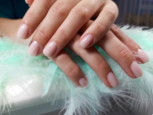 Маникюр в стиле нюд - это классика, а классический вариант всегда смотрится выигрышно. 02