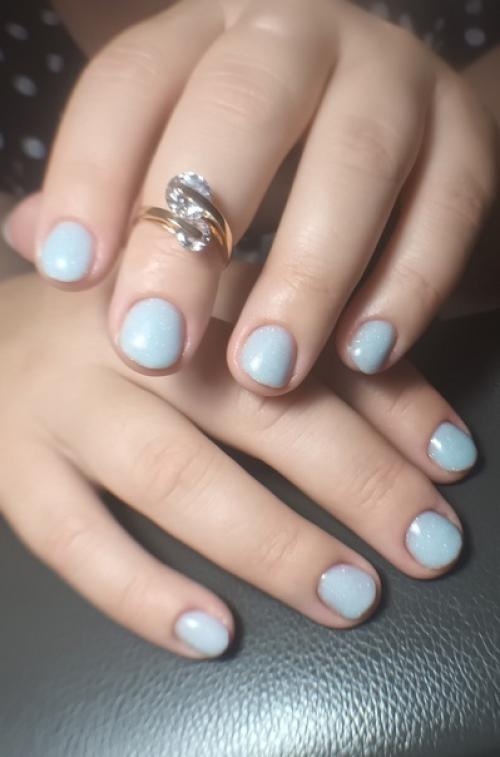 Голубоватосерый маникюр с шиммером - это отличный выбор для тех, кто хочет выглядеть модно и элегантно. 02