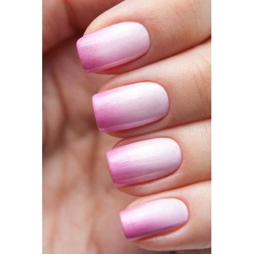 Одной из новых, модных тенденций в маникюре является техника градиентного маникюра. 01