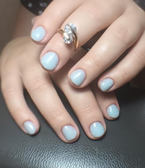 Голубоватосерый маникюр с шиммером - это отличный выбор для тех, кто хочет выглядеть модно и элегантно. 01