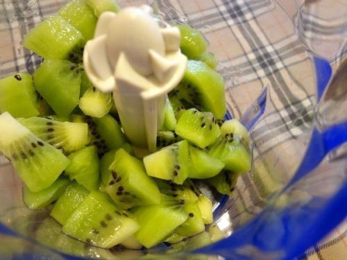 Как сделать домашние Рафаэлло из киви и орехов. 02 Как сделать домашние Рафаэлло из киви и орехов. 02