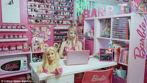 Американка спустила 70 тысяч долларов, чтобы превратить свое жилище в домик Барби. 02 Американка спустила 70 тысяч долларов, чтобы превратить свое жилище в домик Барби. 02