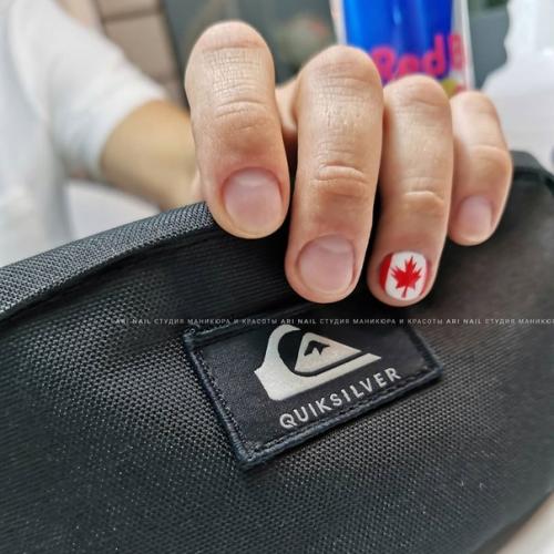 Тюменцы поддержали тренд на мужской маникюр, который задал Юрий дудь. 01