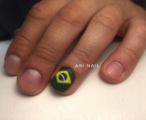 Тюменцы поддержали тренд на мужской маникюр, который задал Юрий дудь. 04