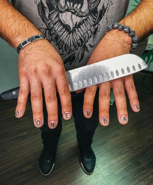 Тюменцы поддержали тренд на мужской маникюр, который задал Юрий дудь. 05