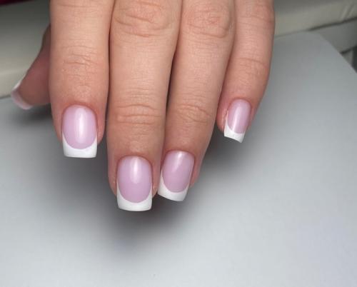 Французский маникюр - это воплощение вневременной классики, которое никогда не выходит из моды. 01