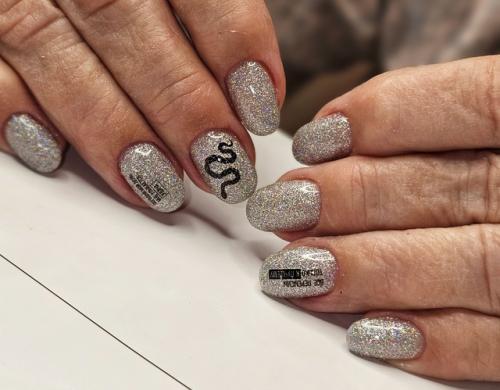 Для фото обычно выбирают определённые ручки, с определённой формой ногтевой пластины, так сказать модельные. 01