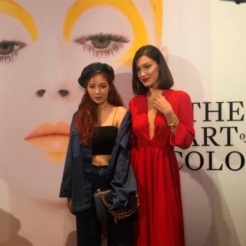 Белла хадид приехала в южную Корею и завела там неожиданные знакомства. 02