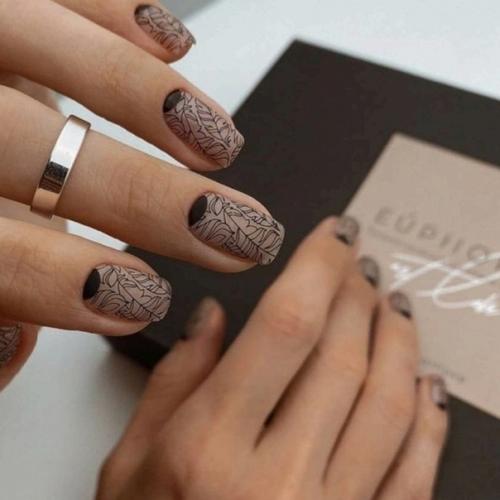 Я, Мария Медведева, руководитель дома маникюра ли - лак, хочу поделиться с вами секретами стильного дизайна под названием френч + стемпинг. 05