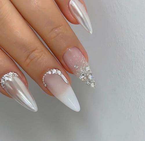 Белые ногти можно носить в любое время года. 02