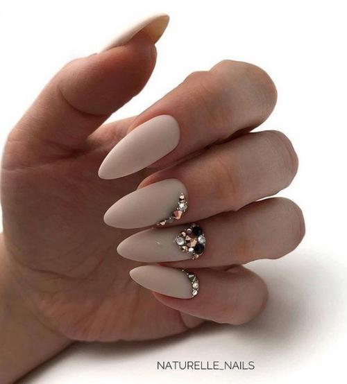 Стильный маникюр в нюдовом цвете. 01