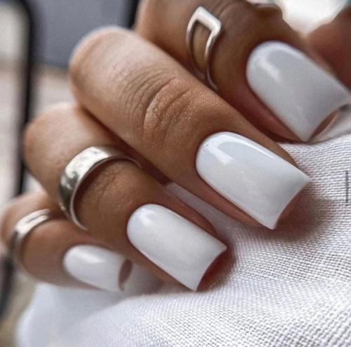 Белые ногти можно носить в любое время года. 01