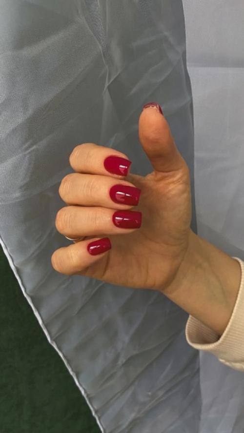 Новогодний маникюр - это отличный способ добавить праздничное настроение к вашему образу. 01