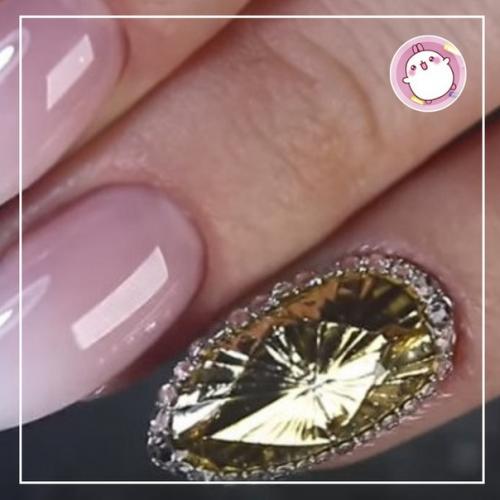 Царь - ноготь.  По-прежнему удержится на самой верхушке популярности и дизайн ногтей со стразами. 01