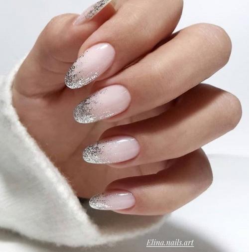 Нереальное сочетание нежности и строгости, в нюдовом маникюре с блёстками. 09