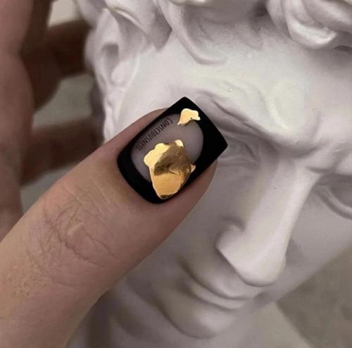 Пастельные и нейтральные цвета в маникюре создают легкий и свежий образ. 01