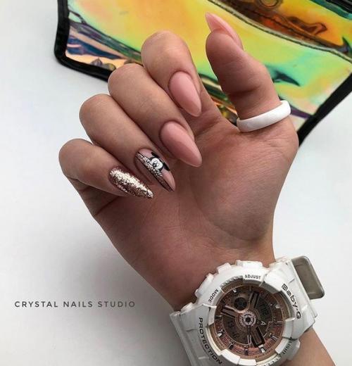 Нереальное сочетание нежности и строгости, в нюдовом маникюре с блёстками. 07