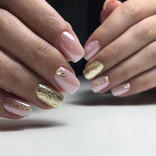 Нереальное сочетание нежности и строгости, в нюдовом маникюре с блёстками. 02