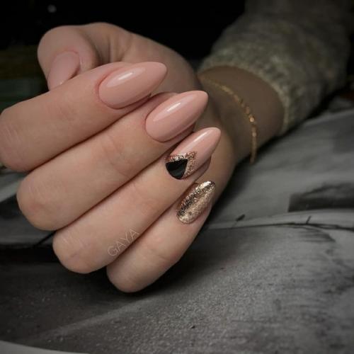 Нереальное сочетание нежности и строгости, в нюдовом маникюре с блёстками. 01