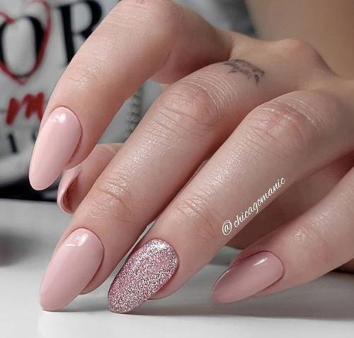 Нереальное сочетание нежности и строгости, в нюдовом маникюре с блёстками. 04