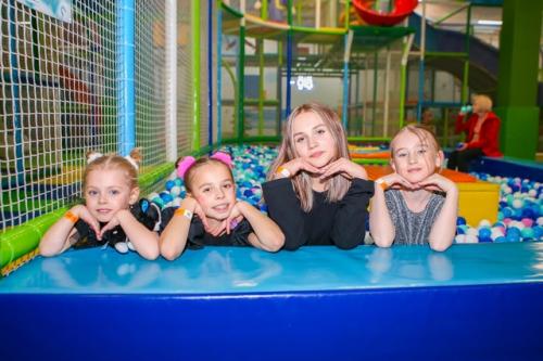 Дианочка, такая уже большая, смотрю на фото и вижу, как повзрослела! 08