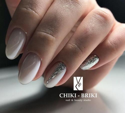 Нереальное сочетание нежности и строгости, в нюдовом маникюре с блёстками. 05
