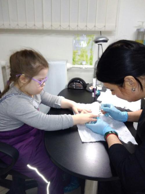 Сегодня случилось удивительное - сводили себя на маникюр. 03