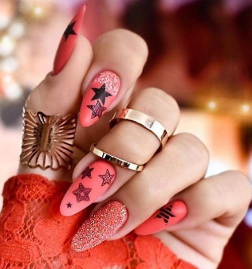 С новым маникюром в красном цвете вы окажетесь в центре общего внимания. 02