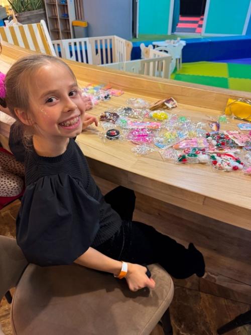 Дианочка, такая уже большая, смотрю на фото и вижу, как повзрослела! 07