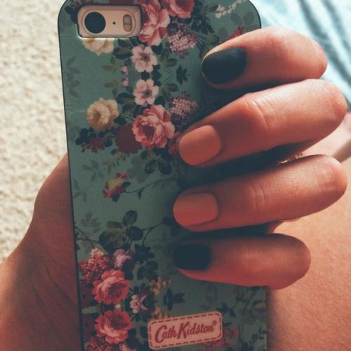 Добрый день. Модель на маникюр и педикюр покрытие гель лаком ищу. 06