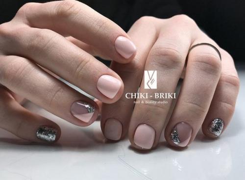 Нереальное сочетание нежности и строгости, в нюдовом маникюре с блёстками. 06