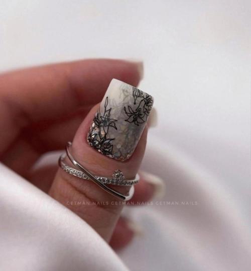 Пастельные и нейтральные цвета в маникюре создают легкий и свежий образ. 05