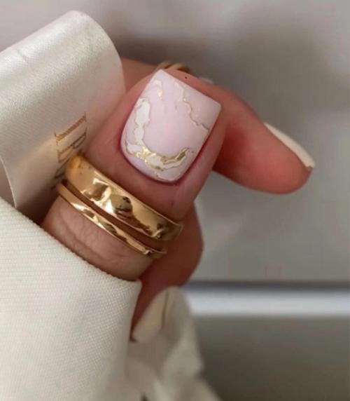 Пастельные и нейтральные цвета в маникюре создают легкий и свежий образ. 02