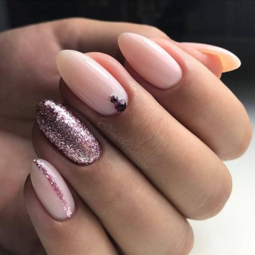 Нереальное сочетание нежности и строгости, в нюдовом маникюре с блёстками. 03