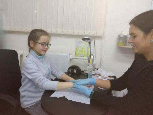 Сегодня случилось удивительное - сводили себя на маникюр. 02